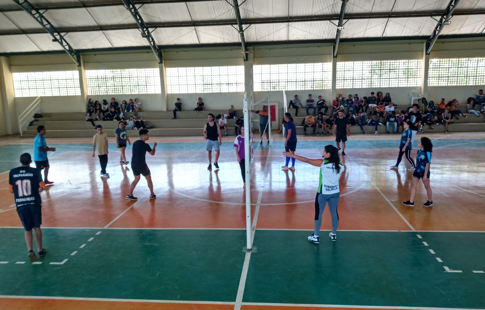 Amistoso de vôlei à tarde com os alunos dos cursos técnicos integrados 